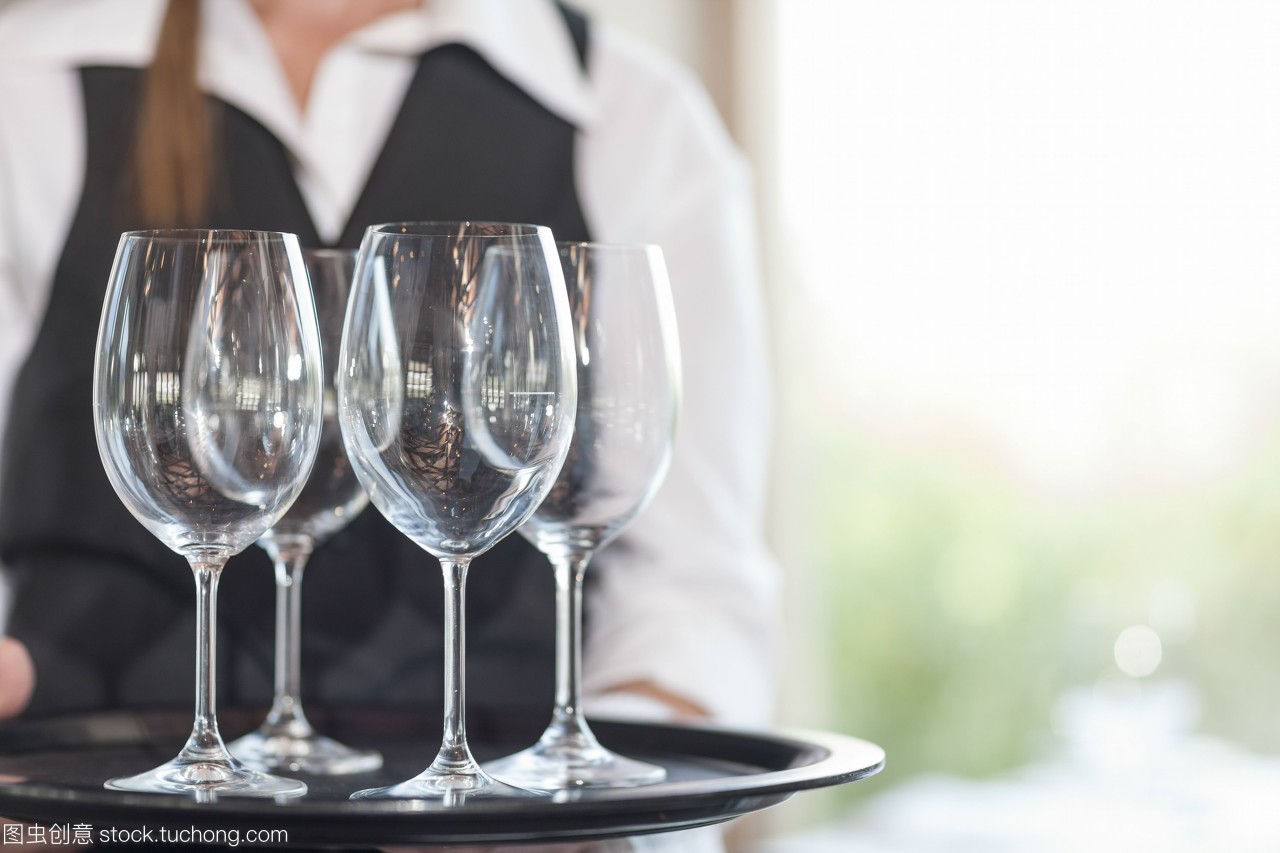托举之间 一杯空酒杯里的餐饮服务艺术